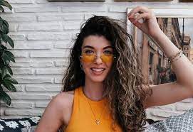 Barış manço kültür merkezi'nde oyunculuk eğitimi alan aslıhan güner, kameralar arşısına birinci kere 2002 yılında yayınlanan sırlar dünyası isimli dizi ile geçmiştir. Aslihan Guner Kimdir Kivi Tadinda