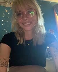 I am 100% getting glitter dentures when I'm an old lady 👵🦷