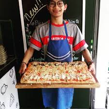 Alta, soffice, con il fondo leggermente croccante, perfetta da farcire secondo i propri gusti per una pizza al trancio strepitosa. Pizza In Teglia Big Tray 60x40cm Crust Notonlypizza Facebook