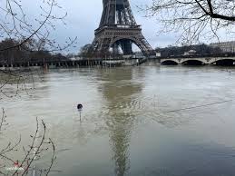 6 jours plus tard, elle est à 7,39 mètres ! Inondations La Seine Deborde A Paris Les Voitures