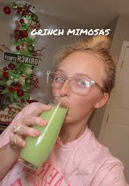 #grinch #grinchtiktok #christmas #mimosa #grinchmas #prosecco #grinchtok  #cocktails #christmascocktails