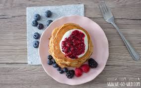Fluffige Gesunde Pancakes Mit Jogurt Und Fruchtigem Beerenmus Pancakes Mit Joghurt Lebensmittel Essen Essen Und Trinken
