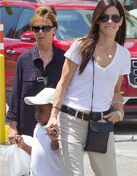 The future popular actress was having fun at a lake when she slipped and hit her face on a stone. Awww Sandra Bullock Ist Wieder Mama Tres Click
