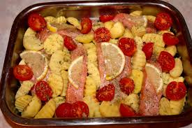 In rest se pun condimentele preferate si verdeturi (rozmarin, patrunjel verde, marar, oregano, busuioc) sau chiar mici bucatele de legume (ardei, morcovi tineri. Somon Cu Cartofi La Cuptor Hai SÄƒ BucÄƒtÄƒrim