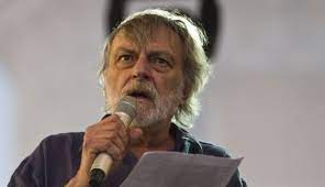 Gino strada ringrazia con un abbraccio serena dandini, conduttrice della serata conclusiva della festa per i 15 diego cugia intervista gino strada al mandela forum di firenze l'11 settembre 2009, in. Gk8yzi7p 5nmlm
