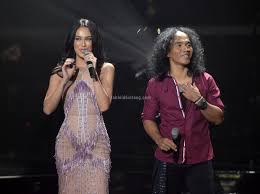 Sophia latjuba mengunggah foto bersama abdee slank dipernikahan mantan suaminya. Nyanyikan Lagu Terlalu Manis Penuh Penghayatan Kaka Slank Sentil Sophia Latjuba Tabloidbintang Com