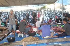 Daging hewan qurban sejatinya dapat disantap bersama shohibul qurban, dibagikan secara gratis kepada orang miskin dan juga pada kerabat agar silaturahmi tetap terjaga, namun bagaimanakah hukumnya memberikan daging kurban kepada orang non muslim? 25 Warga Non Muslim Waena Jayapura Dapat Paket Daging Kurban Antara News Papua