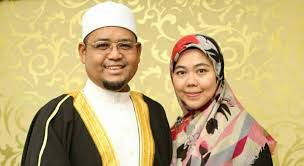 Ustazah dato norhafizah musa ᴴᴰl redha atas ujian. Kisah Benar Ustazah Norhafizah Musa Bagaimana Dia Setuju Untuk Berkahwin Dengan Suaminya Dr Azhar Yaakob My Info Maya