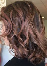 Le ragazze a pelo lungo e a pelo corto dovrebbero provare i colpi di sole al caramello o un colore di capelli caramello almeno una volta, il risultato supererà tutte le aspettative, davvero. 20 Graziosi Capelli Color Cioccolato Malva Un Tono Sempre Trend Foto