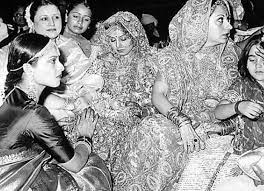 Find the perfect neetu kapoor stock photos and editorial news pictures from getty images. Young Karisma Spotted In Neetu And Rishi Kapoor S Throwback Viral Wedding Picture Bollywood News Bollywood Hungama