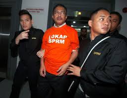 01:06 bekas exco perumahan dan kerajaan tempatan johor, datuk abdul latif bandi, 53 tahun dilepas dan dibebaskan daripada 37 pertuduhan rasuah, termasuk empat pertuduhan pengubahan wang haram berjumlah lebih rm30 juta. Exco Johor Hadapi 33 Tuduhan Subahat Rasuah