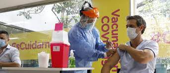 Por ejemplo, quienes trabajan en unidades terapia intensiva o en adultos mayores de 70 años y quienes viven en establecimientos geriátricos. Luces Y Sombras Sobre La Campana De Vacunacion En La Ciudad Contra El Coronavirus Chequeado