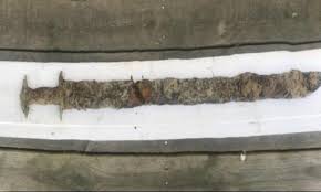 وهو آخر حقبة أو عصر في الفترة ما فبل التأريخ، وبرز وتطور في هذا العصر استعمال عنصر الحديد بشكل لافت واستعمل في الأسلحة وفي الأدوات المختلفة التي. Ø·ÙÙ„ Ø³ÙˆÙŠØ¯ÙŠ ÙŠØ¹Ø«Ø± Ù… ØµØ§Ø¯ÙØ© Ø¹Ù„Ù‰ Ø³ÙŠÙ Ù…Ù† Ø§Ù„Ø¹ØµØ± Ø§Ù„Ø­Ø¯ÙŠØ¯ÙŠ Ø¹Ù„ÙˆÙ… ÙˆØªÙƒÙ†ÙˆÙ„ÙˆØ¬ÙŠØ§ Ø¹Ø±Ø¨ 48