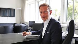 Christian confirmed this in an interview with a magazine by saying the new woman at his side is a journalist, and they have seen each other. Tv Tipp Frag Selbst Christian Lindner Stellt Sich Ihren Fragen
