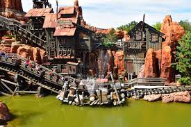 VIDEO: Guests Try to Exit Big Thunder Mountain at Disneyland Paris by  Walking on Track While Train is Coming - WDW News Today