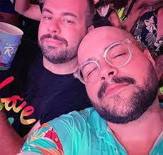 Tiago abravanel falou da sua relação de 5 anos com o marido, o produtor visual fernando poli, de 37 anos durante uma live com o jornalista felipeh campos. Tiago Abravanel Faz Homenagem Ao Marido Em Data Especial Te Amo Meu Lindo Estrelando