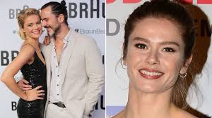 Burcu biricik, eşi emre yetkin ile bodrum'dan marmaris bozburun'a geçti. Burcu Biricik Esine Olan Askini Haykirdi Sacitaslan Com