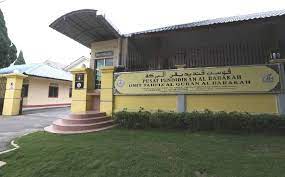 Pusat ini mempunyai 100 pelajar dan perbelanjaan untuk pusat ini boleh mencecah sehingga rm150,000 sebulan. Ustaz Kazim Sahkan Terpaksa Jual Unit Tahfiz