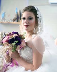 1.3 duvaklı gelin saçı modelleri arasında bir hayat kurtarıcı: Gelin Topuzu Modelleri 2021 Moda Standi