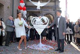 Hochzeit Von Laura Wontorra Und Simon Zoller Sie Liessen Weisse Tauben Fliegen