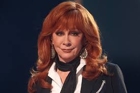 Reba McEntire Performs Without Her Signature Bright Red Hair: PIC
