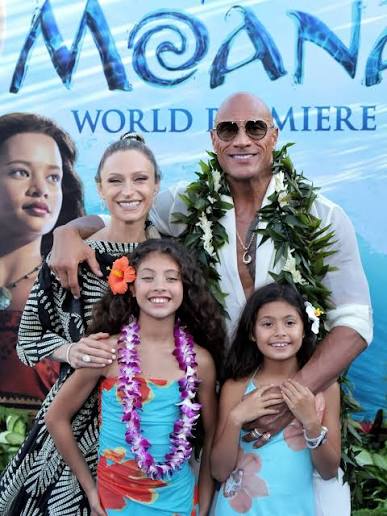 Dwayne Johnson trajo a toda su familia al estreno de acción en vivo “Moana” en Los Ángeles. Fue visto posando con su esposa Lauren Hashian y sus hijas Jasmine y Tiana, así