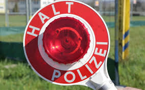 Ist die entscheidung beziehungsweise der bußgeldbescheid rechtskräftig muss der betroffene seinen führerschein abgeben. Ein Monat Fahrverbot Welche Moglichkeiten Sie Haben Efahrer Com