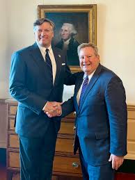 Le damos la bienvenida a nuestro nuevo Jefe Adjunto de Misión Roy Perrin —  https://cu.usembassy.gov/es/deputy-chief-of-mission-e
