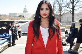 Demi lovato är aktuell med en ny podcast. Demi Lovato Ungeschminkt Starke Selbstliebe Botschaft Glamour