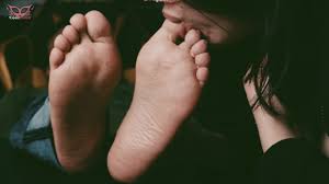 ex přítelkyně lízání páchnoucích nohou