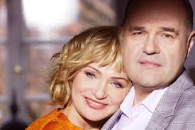 Pobrali się w 1985 roku w bardzo młodym wieku. Cezary Zak Przeszedl Covid 19 Ozdrowieniec Pokazal Zdjecie Ze Szpitala Natemat Pl