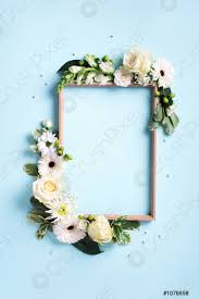 Sfondi floreali carta da parati a fiori disegno biglietti di nozze biglietti di nozze cornice di fiori arte del fiore fiori dipinti organizzazione della carta. Cornice Floreale Di Fiori Bianchi Foglie Verdi Su Sfondo Carta Foto D Archivio Crushpixel