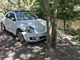 Pobladores observan el vehículo que cayó al fondo de un barranco. Dos Jovenes Pierden La Vida En Una Accidente En El Arroyo San Pedro La Colonia Digital