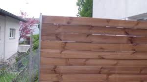 Ein holzzaun gehört eigentlich in jeden garten, denn er kann neben der praktischen funktion, wie sichtschutz, grenze zum nachbarn oder was für einen holzzaun soll ich bauen? Sichtschutz Selber Bauen Youtube