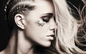 Anul acesta impletiturile sunt la fel de actuale, insa in acest sezon avem ca noutate variatiunea coditelor impletite pana la jumatate. Cum Sa Iti Faci Codite Afro