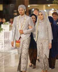 Menyambut prosesi ini kedua mempelai biasanya mengenakan busana bernuansa putih yang melambangkan. 50 Model Kebaya Pengantin Modern Muslim Akad 2020 Model Baju 2021