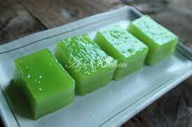 Yang menarik kali ini, kuih lapis diperbuat dari 100% tepung ubi, jadi mesti kuihnya sedikit kenyal kenyal. Kuih Lapis Tepung Ubi Yang Sedap Azie Kitchen