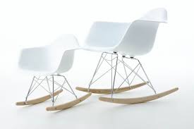 Original vitra eames rocking armchair rar stuhl schaukelstuhl. Kinderstuhl Charles Eames Style Rar Schaukelstuhl In Plastik Weiss Stuhle Wohnzimmer The Designlover Bauhausmobel Un Weisse Stuhle Charles Eames Eames
