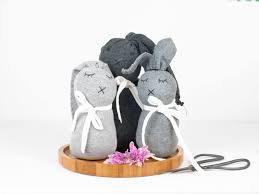 Wer will kann dann noch eine nase machen und einen mund oder den hasen bunt bekleben. Susse Hasen Aus Socken Und Strumpfhosen Handmade Kultur