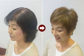 グレイヘアを目指すにあたって 暗い白髪染めが残ったままでは 境目が目立ちますね 明るく染め直してからの方が 比較的 移行期も自然です 毛先は明るく 根元は淡く染めて 生えてくる白髪がなるべく馴染んで見えるように工夫します 移行の途中の段階が気に入れば