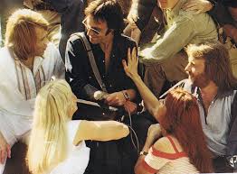 Born 2 june 1946) is a swedish film director. Traffa Lasse Hallstrom Och Benny Andersson Under Filminstitutets 50 Arsfirande Bio Nu