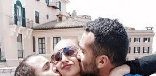 قال أعضاء فرقة المدفعجية إنهم بدؤوا موجة مشاركة نجوم التمثيل في أغاني المهرجانات، بتعاونهم مع الفنانة نيللي كريم في أغنية مليونير، وبعدها أغنية دولا دولا.وفي مقابلة مع برنامج the insider بالعربي، قال أعضاء الفريق. Cnzuk07hxdvm8m