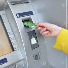 Sélectionnez ensuite l'option obtenir un code pin atm. Femme Retirer De L Argent De Carte De Credit A L Atm Closep De Main Banque D Images Et Photos Libres De Droits Image 29092187