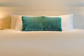 Das bett in das schlafzimmer, der esstisch in das esszimmer usw. Stapeln Von Kissen Auf Bett Mit Wand Und Fenster Im Hintergrund Stockbild Bild Von Rucksortierung Wohnsitz 130352075
