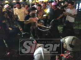 Jika ingin menyelematkan mangsa yang tenggelam, hulurkan kayu atau lemparkan tali kepada mangsa dan. Hajat Selamatkan Mangsa Kemalangan Tapi