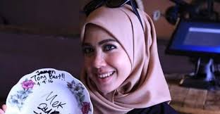 Owned and managed by astro radio, one of the most popular radio networks in malasya, thr gegar is a radio station that broadcasts in malay. Mari Berkenalan Dengan Penyampai Radio Zura Thr Gegar Encikshino Com