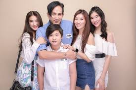 2488 เป็นอดีตดาราภาพยนตร์และละครที่มีชื่อเสียงในอดีต เป็นพี่ชายคนละแม่ของเผ่าทอง ทองเจือ นักประวัติศาสตร์ไทย. Tv7t29g9qf0orm