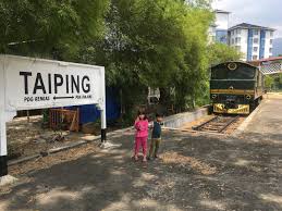 Lebih mencabar, ada ketikanya kereta api melalui landasan yang terlalu hampir dengan tebing sungai dan gaung yang mendebarkan selain selekoh tajam yang sesuai dengan kepentingan kereta api itu sebagai nadi pengangkutan penduduk, ruang dalam gerabaknya turut menjadi tempat penduduk. Dua Budak Cilik Tengok Kereta Api Lama Di Hadapan Galeri Perbandaran Taiping