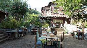 House Tour Zeek And Camille S House From Nbc S Parenthood Backyard Dining Set Backyard Backyard Dining