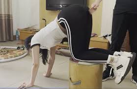 FetiSale - Video 《纪舒静的家规责罚2》客户定拍调教之阿然剧情SP第二部！这次讲述了纪舒静因为没憋住尿考砸了而被惩罚憋尿 和打屁屁SP惩罚,内容有憋尿+尿布式、跪趴等姿势SP+各类体罚+抽大腿上侧、内侧、小腿+打脚心等